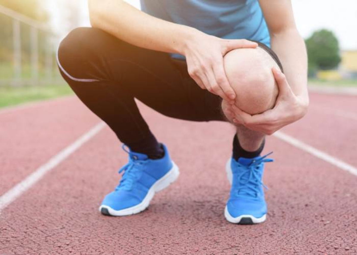 Hombre tomando rodilla