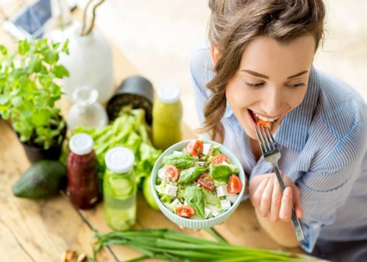 Mujer comiendo saludable