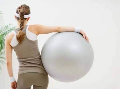 Fortalece los glúteos con estos ejercicios con fitball