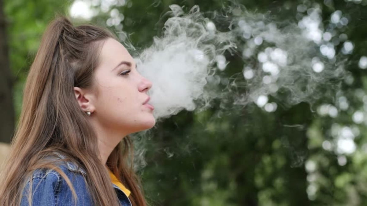 Mujer-fumando-cigarrillos