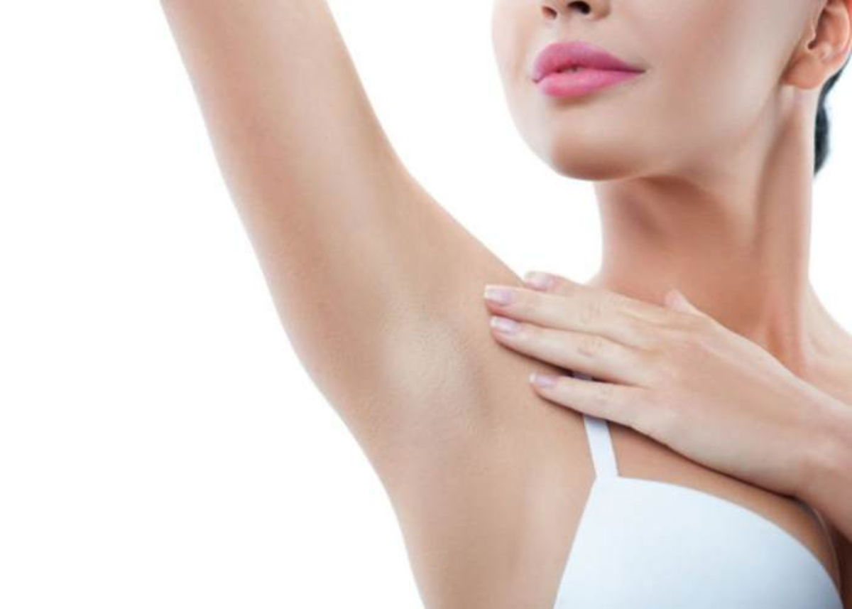 Mujer levantando brazo