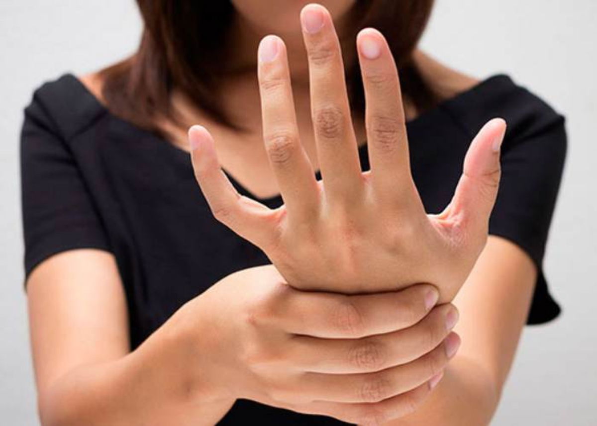 Mujer tomando su mano