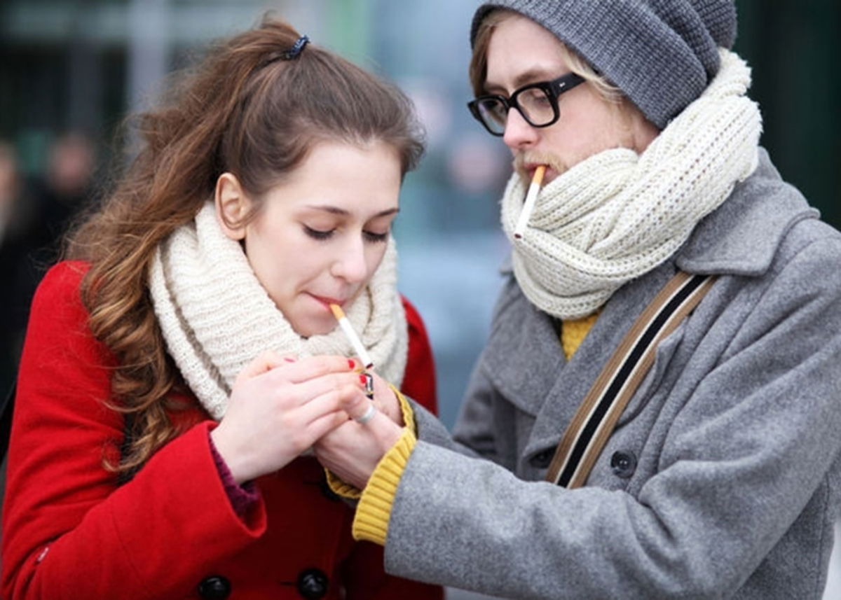 Pareja fumando cigarrillos
