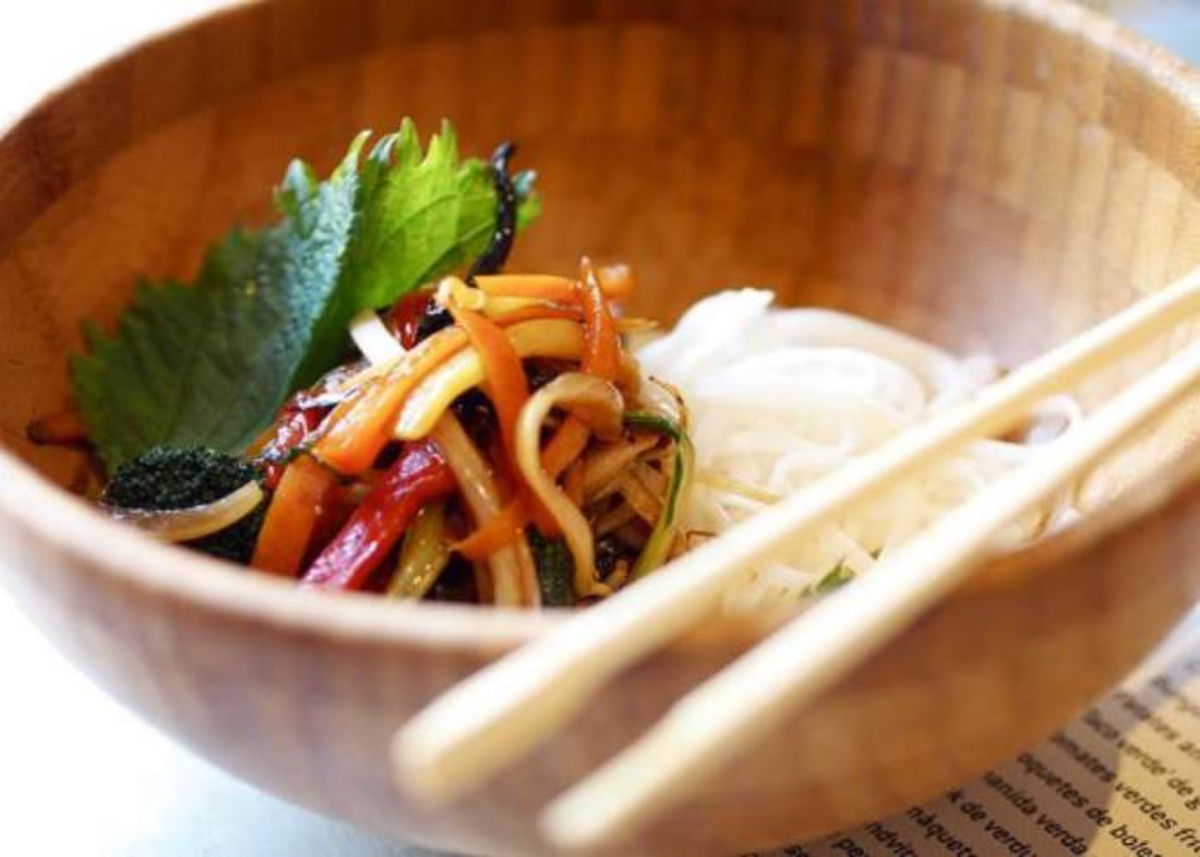 Plato con fideos y vegetales