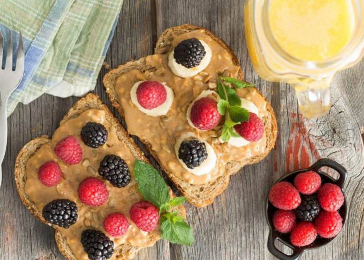 Sándwich mantequilla y frutos