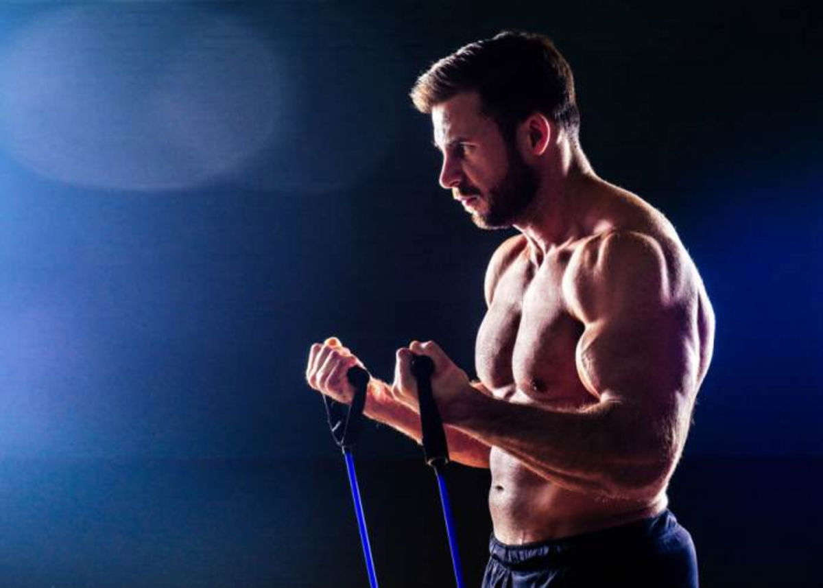 Hombre con banda elástica