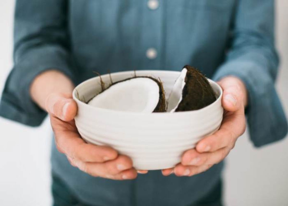 Hombre con tazón de coco