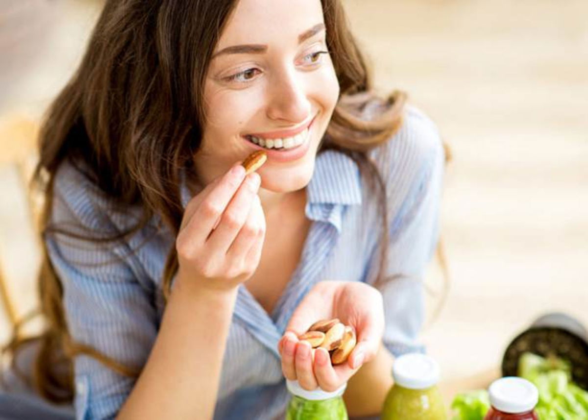 Mujer comiendo nuez