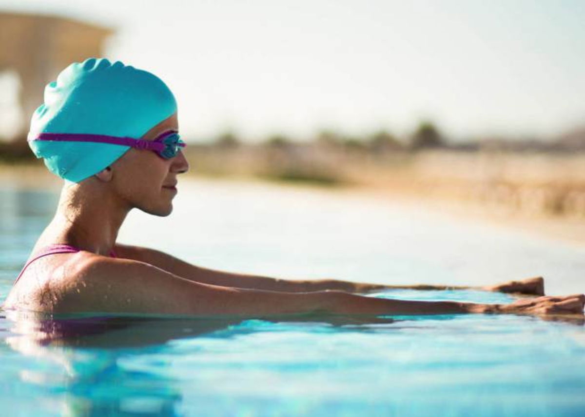 Mujer dentro piscina