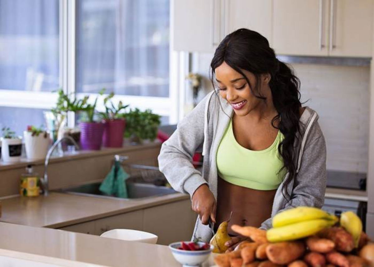 Mujer deportista preperando comida