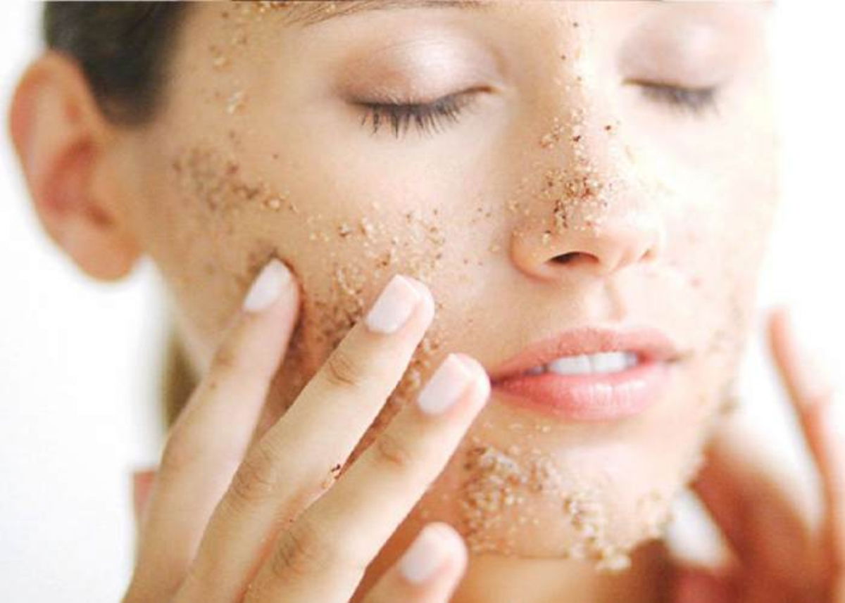 Mujer exfoliante rostro