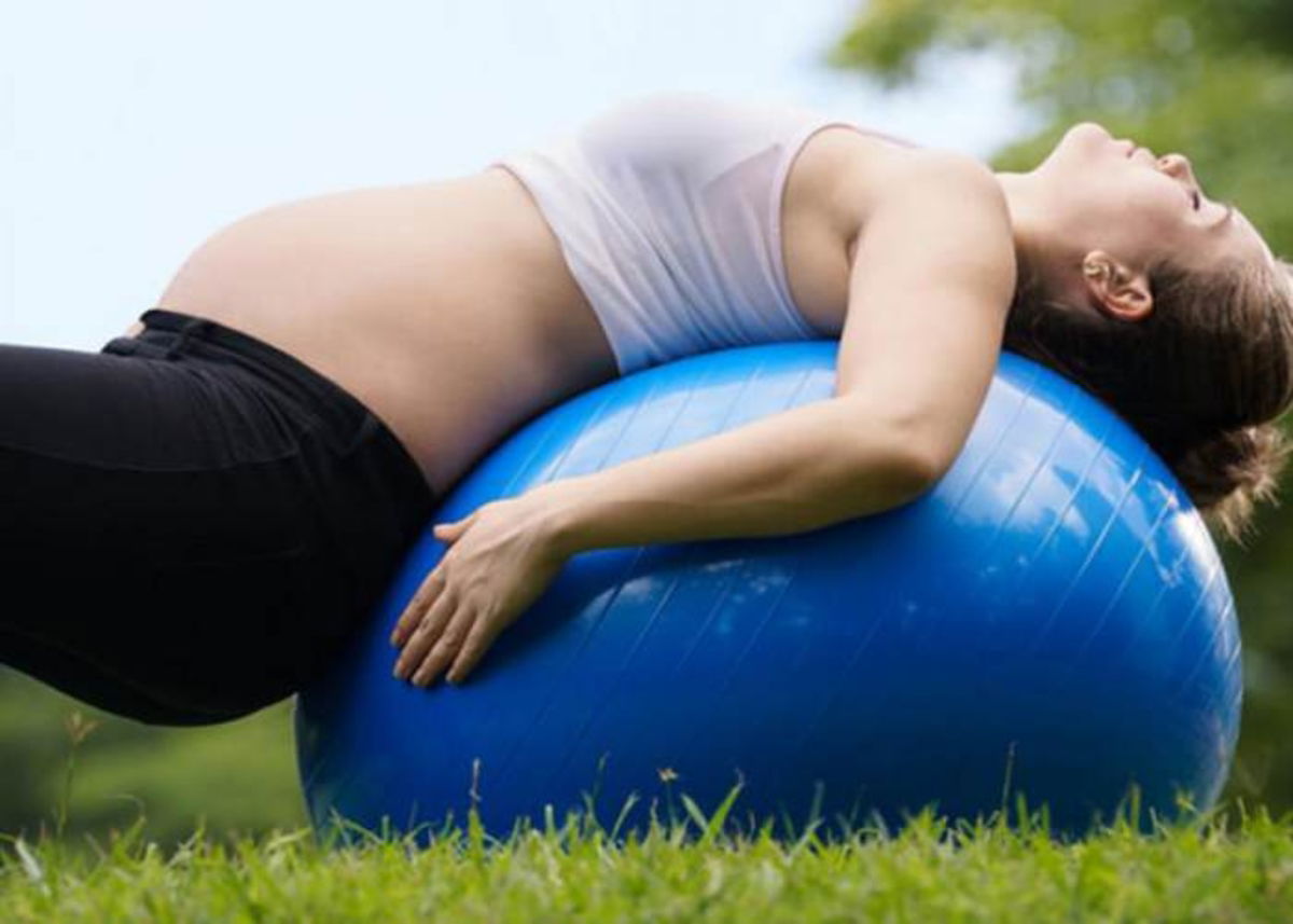 Mujer pelota de Pilates