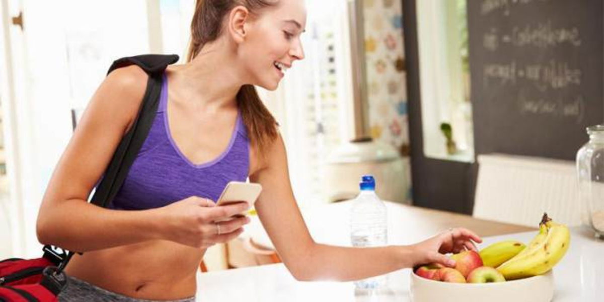 Mujer tomando comida