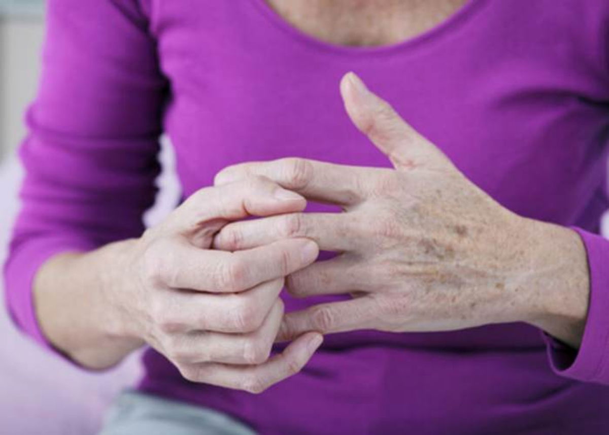 Mujer tronando dedos