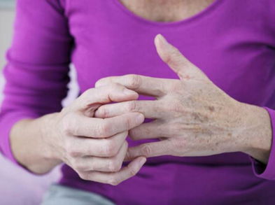 Tronarse los dedos, una práctica controversial