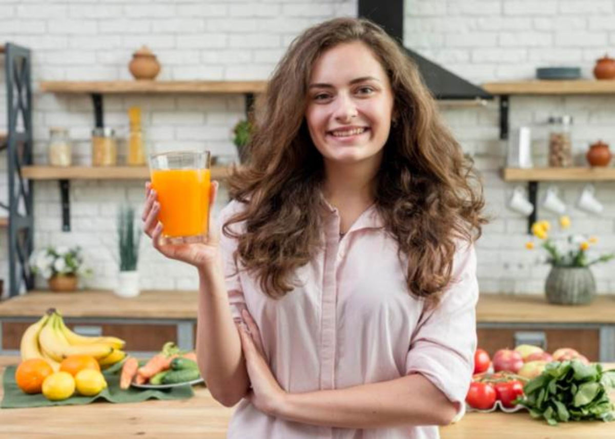 Mujer vaso de zumo mano