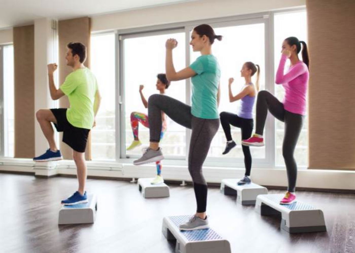 Personas ejercitándose step