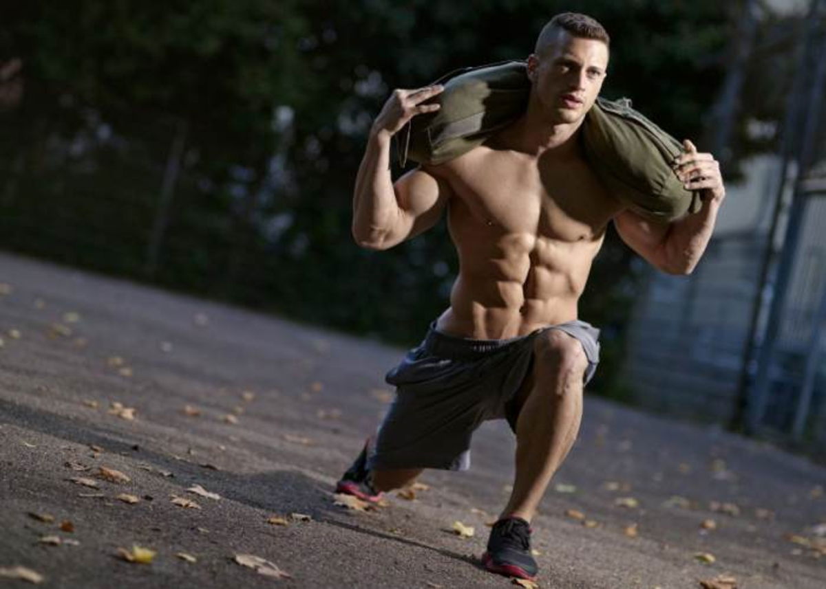 Hombre con saco de arena