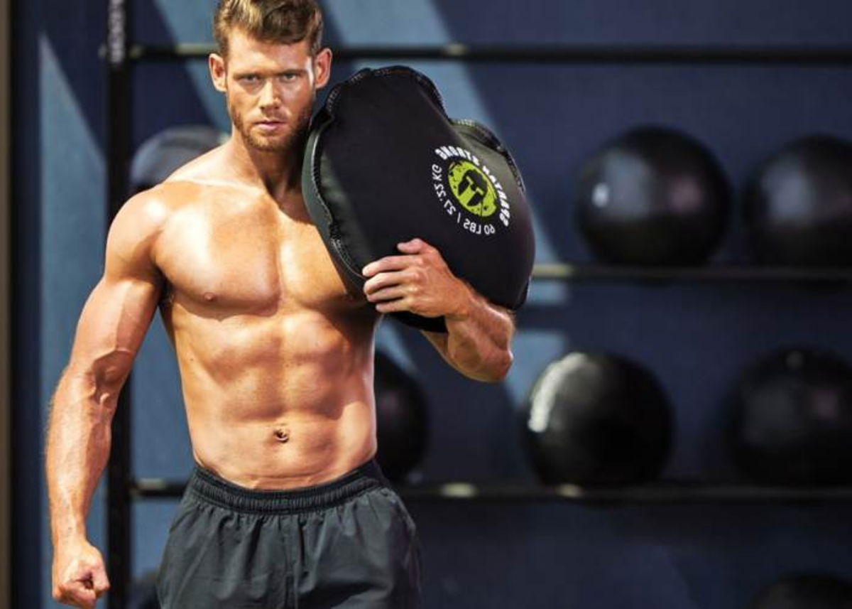 Hombre ejercitándose saco arena