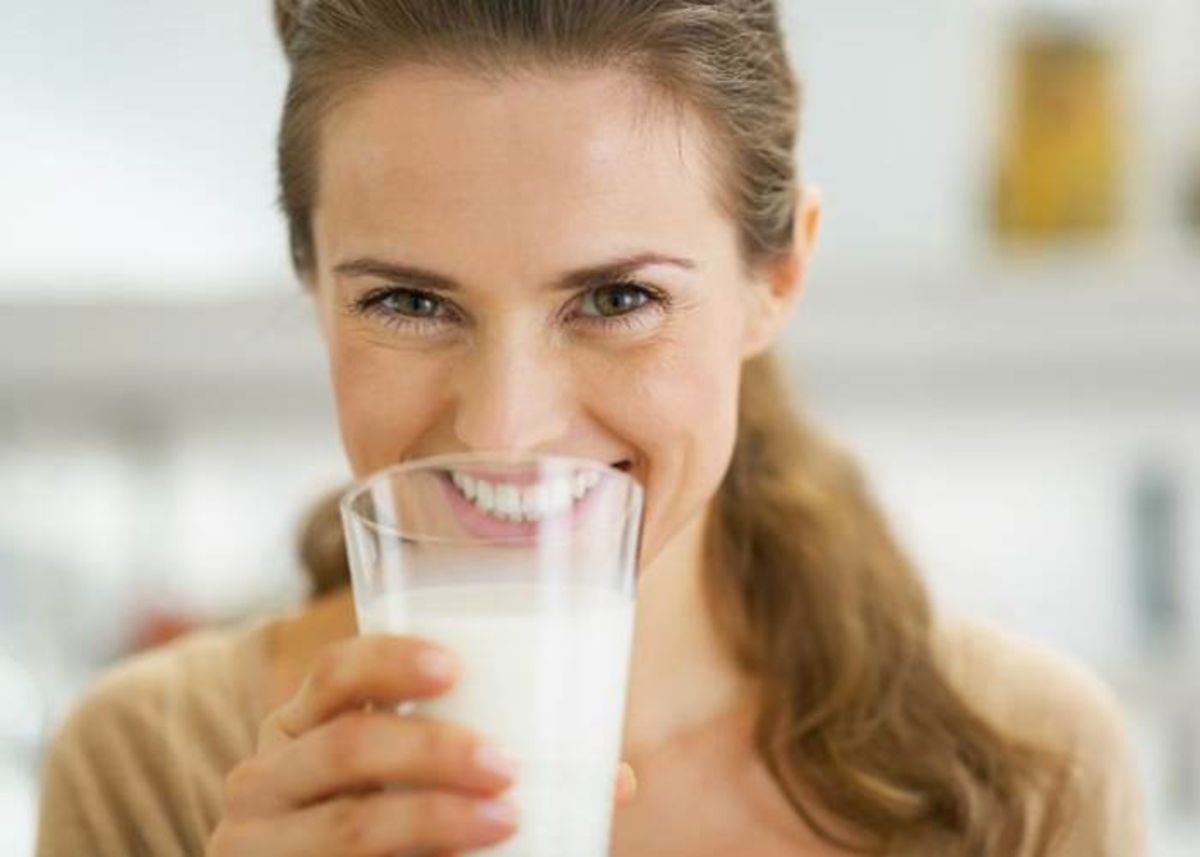 Mujer bebiendo batido