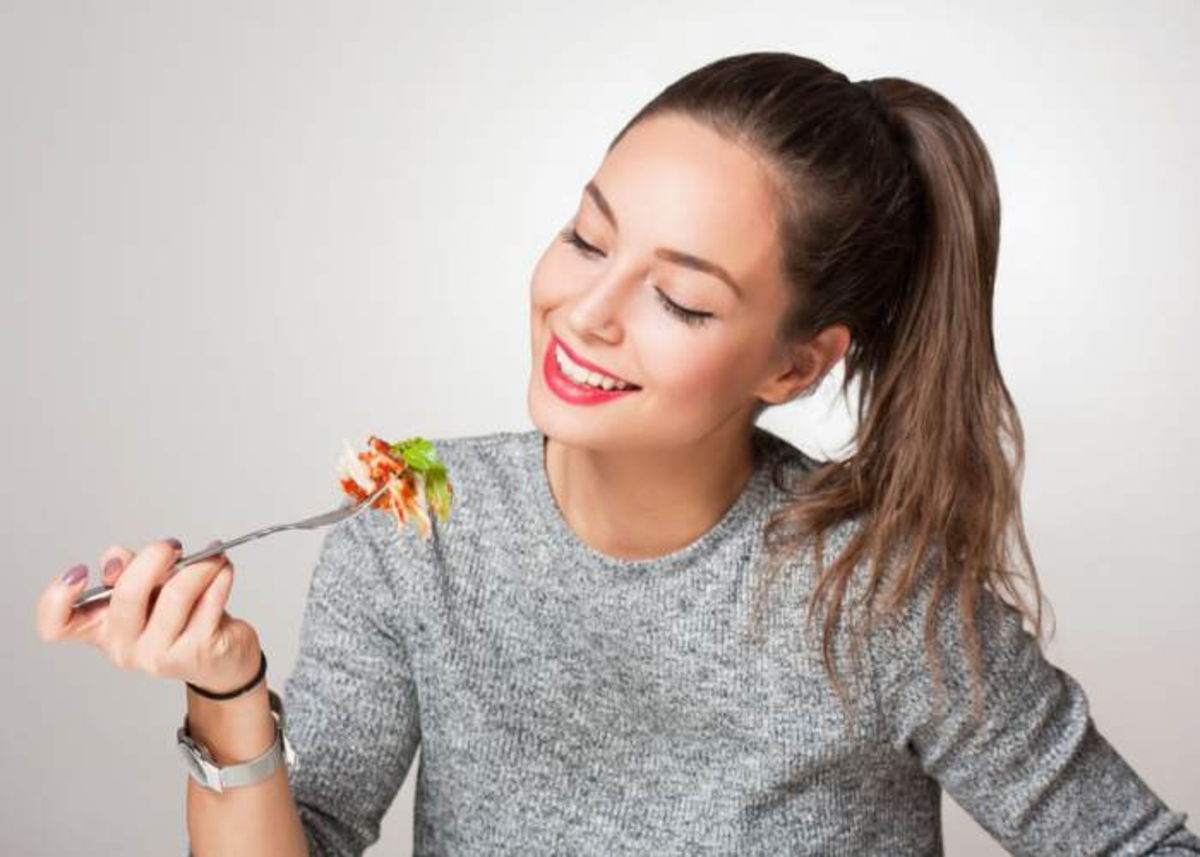 Mujer comer despacio
