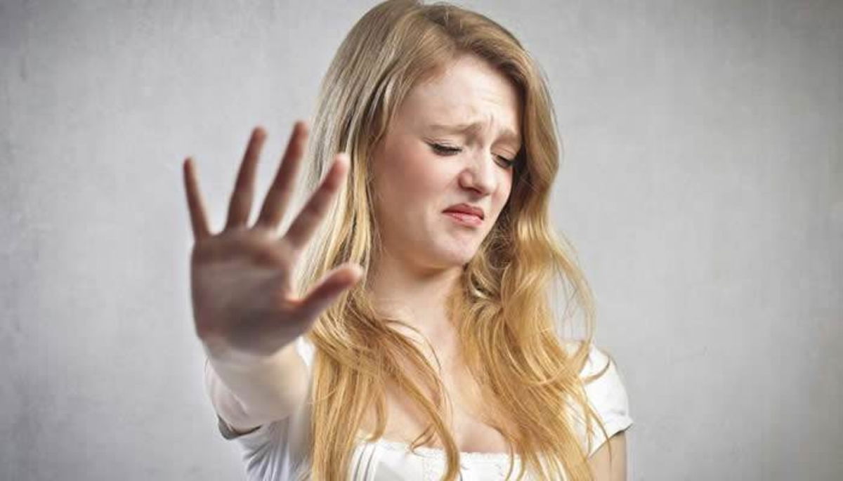 Mujer negándose