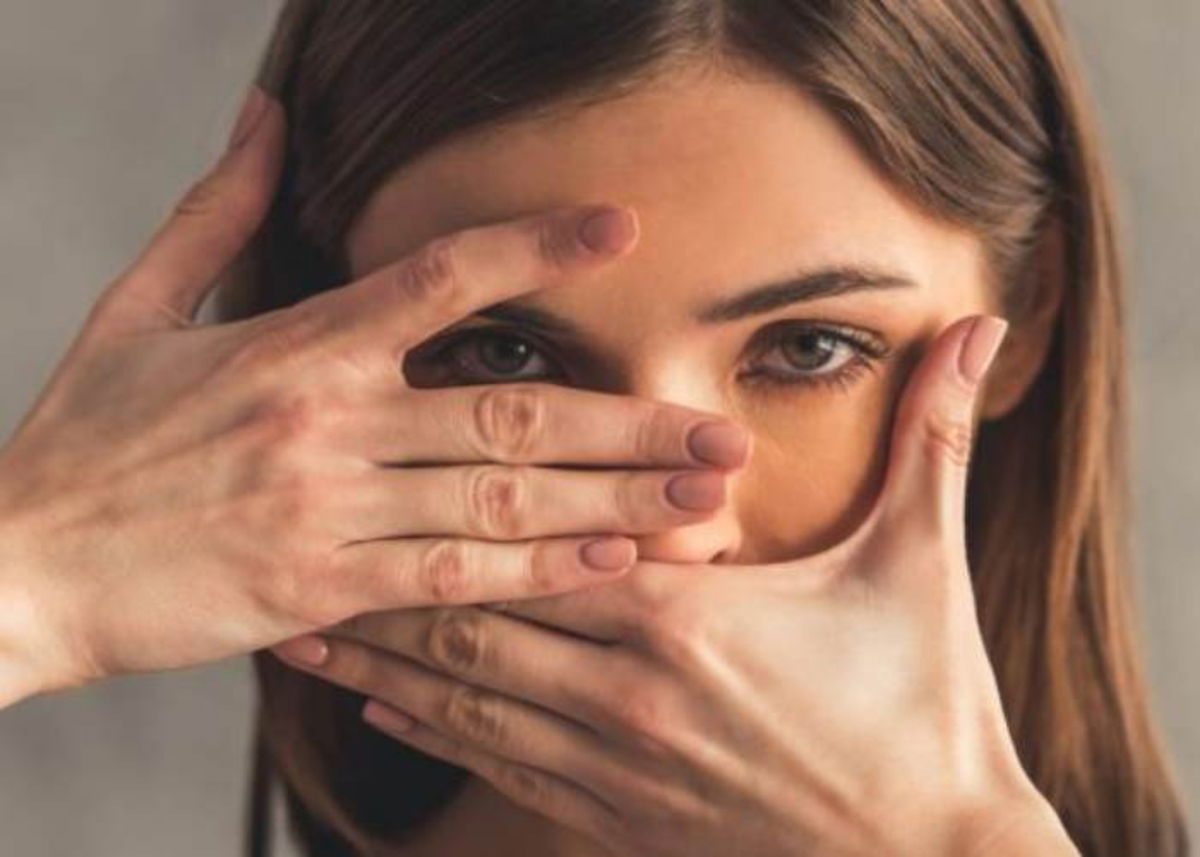 Mujer tapando rostro