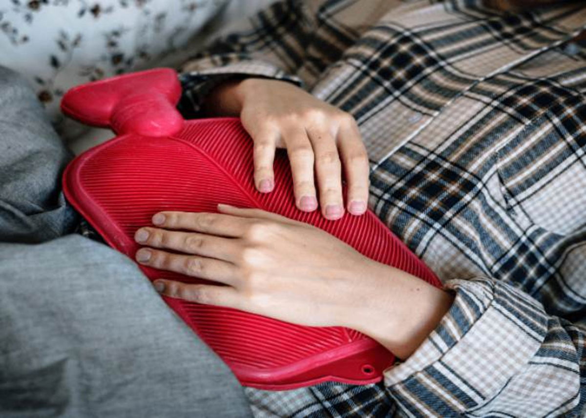 Persona con bolsa en estómago