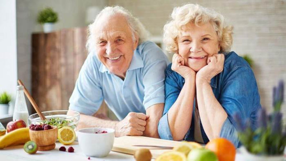 Personas adultas y comida