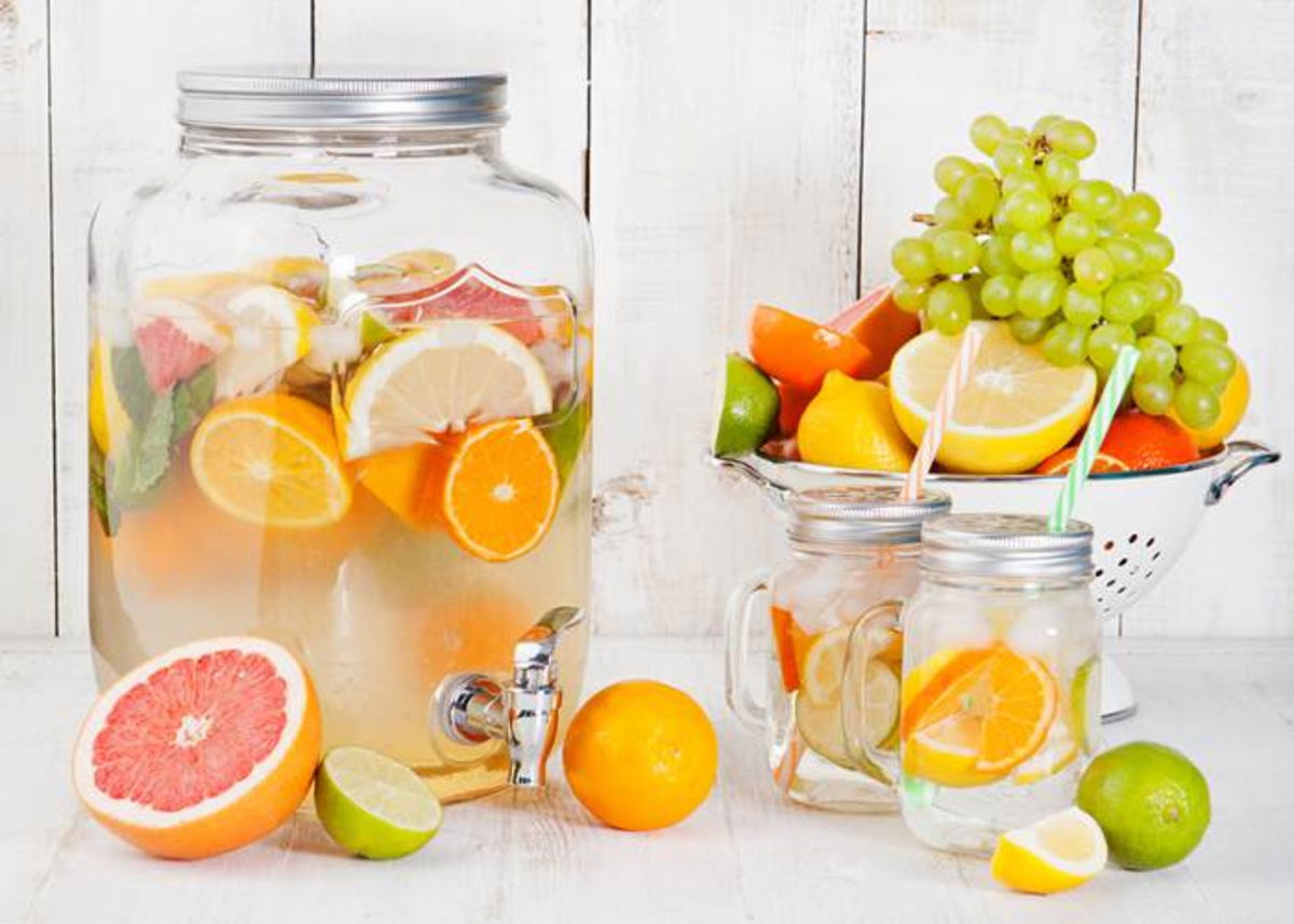 Garrafa de agua y alimentos