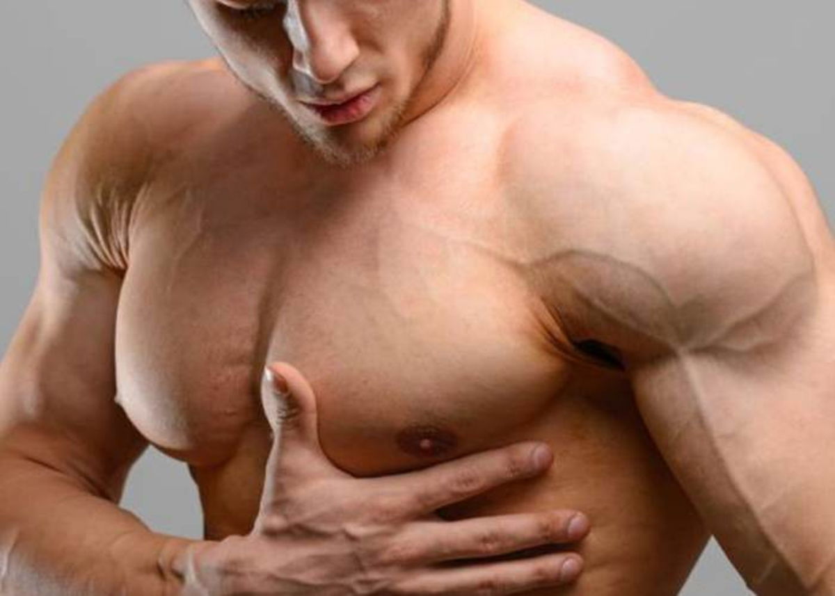 Hombre tocando pectoral