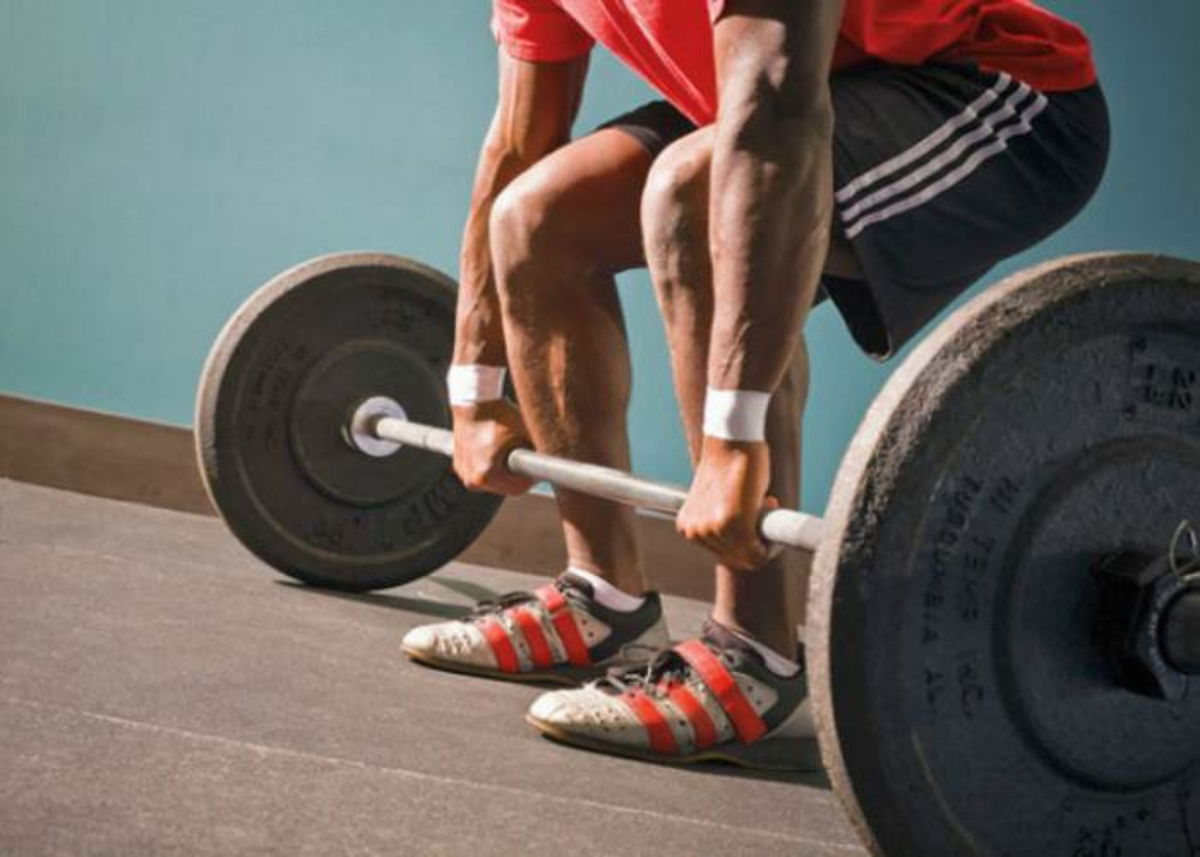 Hombre tomando barra