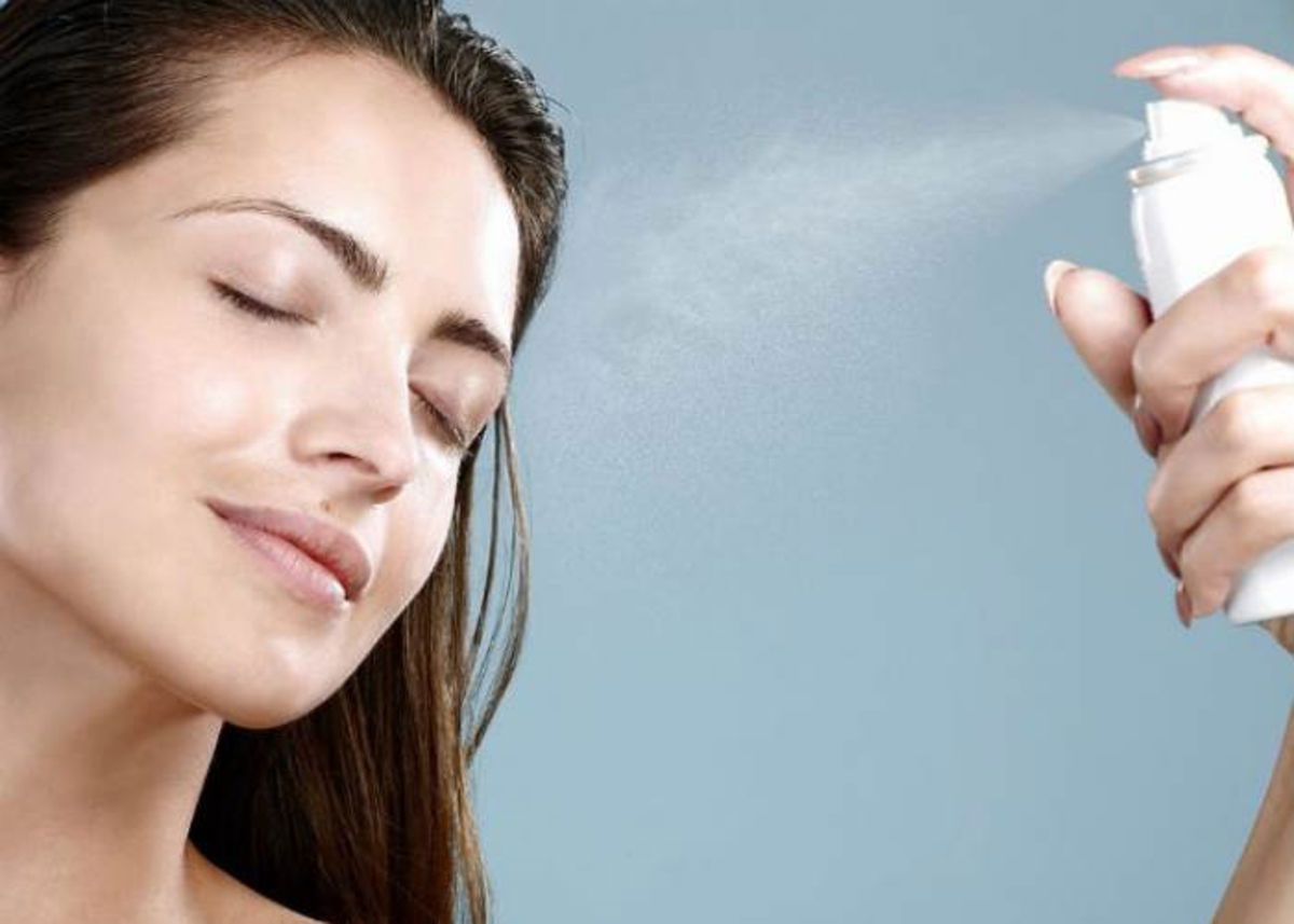 Mujer aplicando loción al rostro