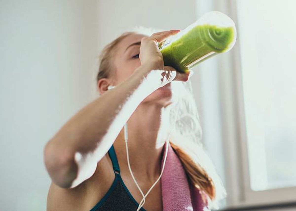 Mujer bebiendo batido