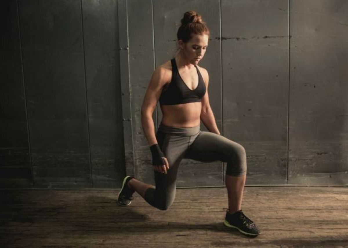 Mujer haciendo desplantes