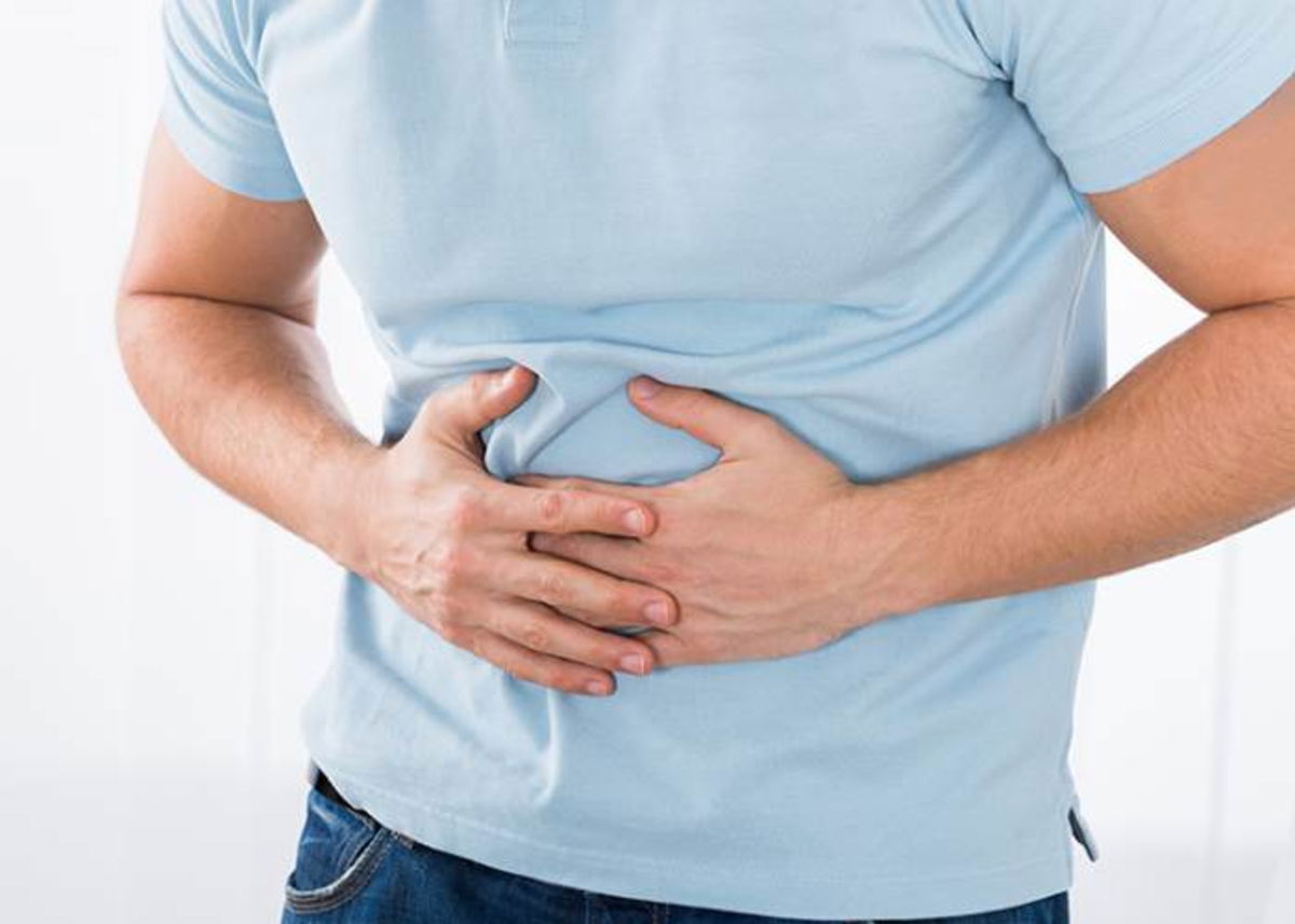 Persona tocándose estómago