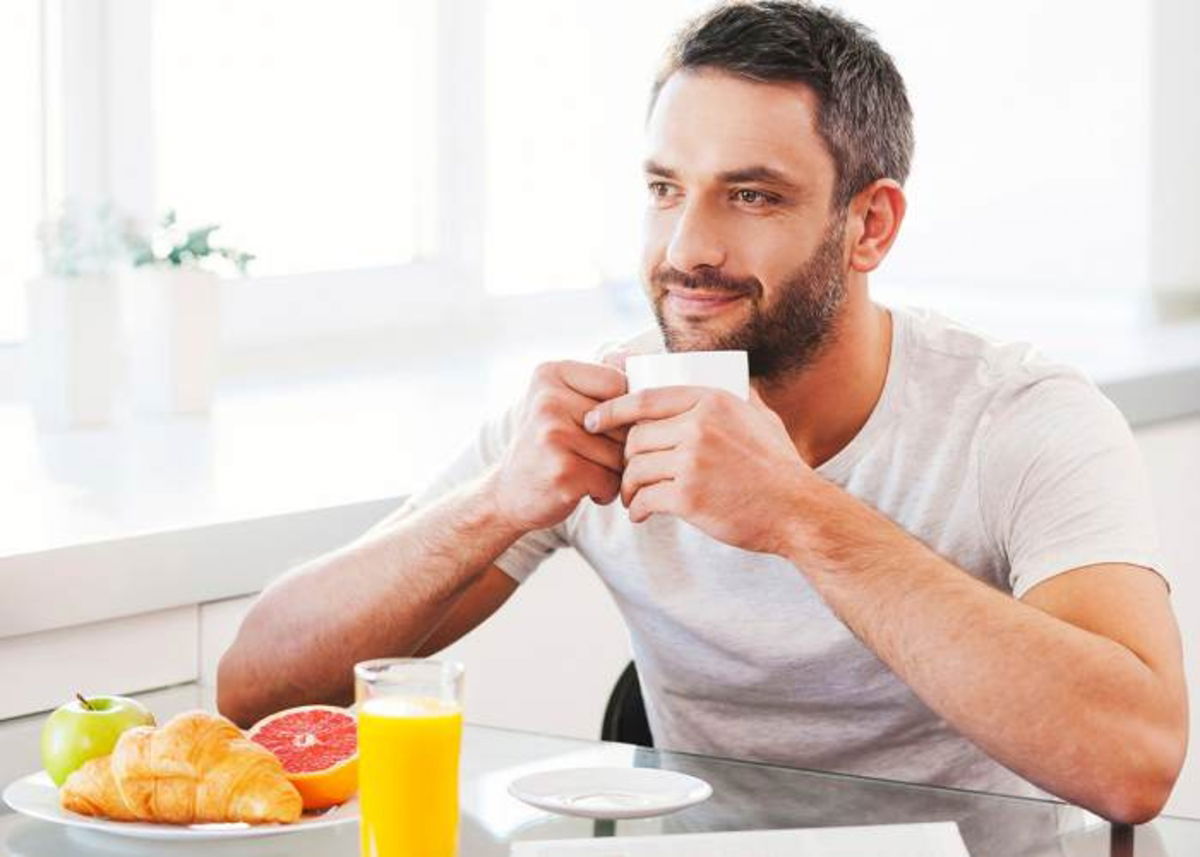Hombre desayunando