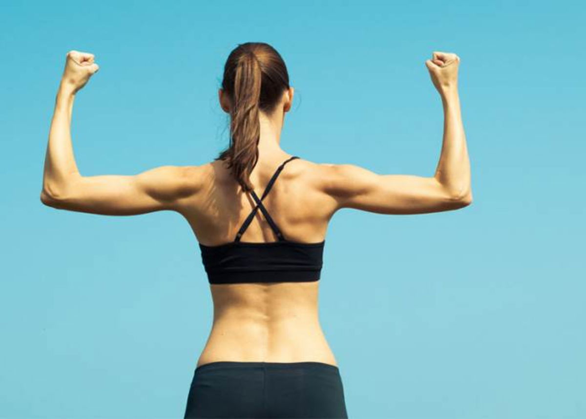 Mujer brazos levantados