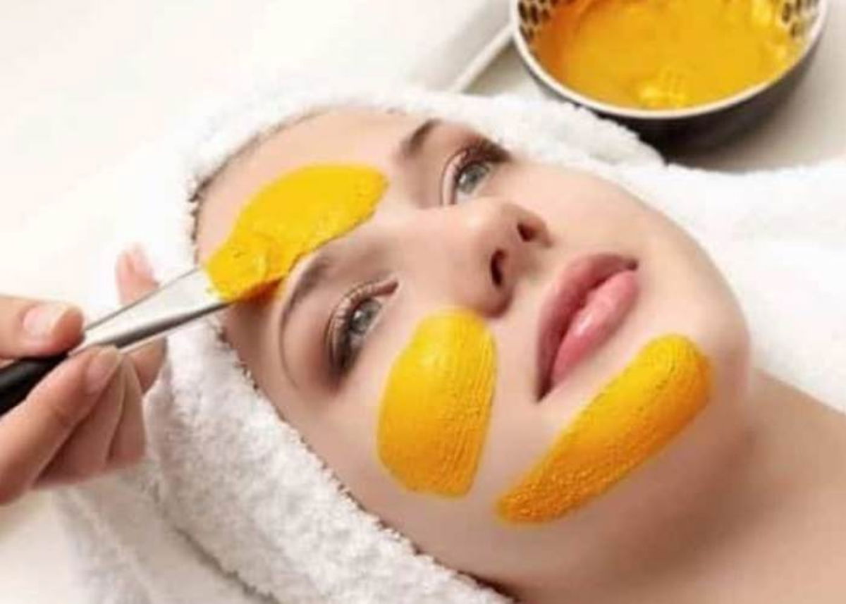 Mujer con mascarilla mango