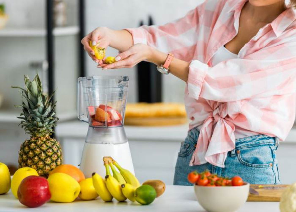 Mujer preparando bebidas