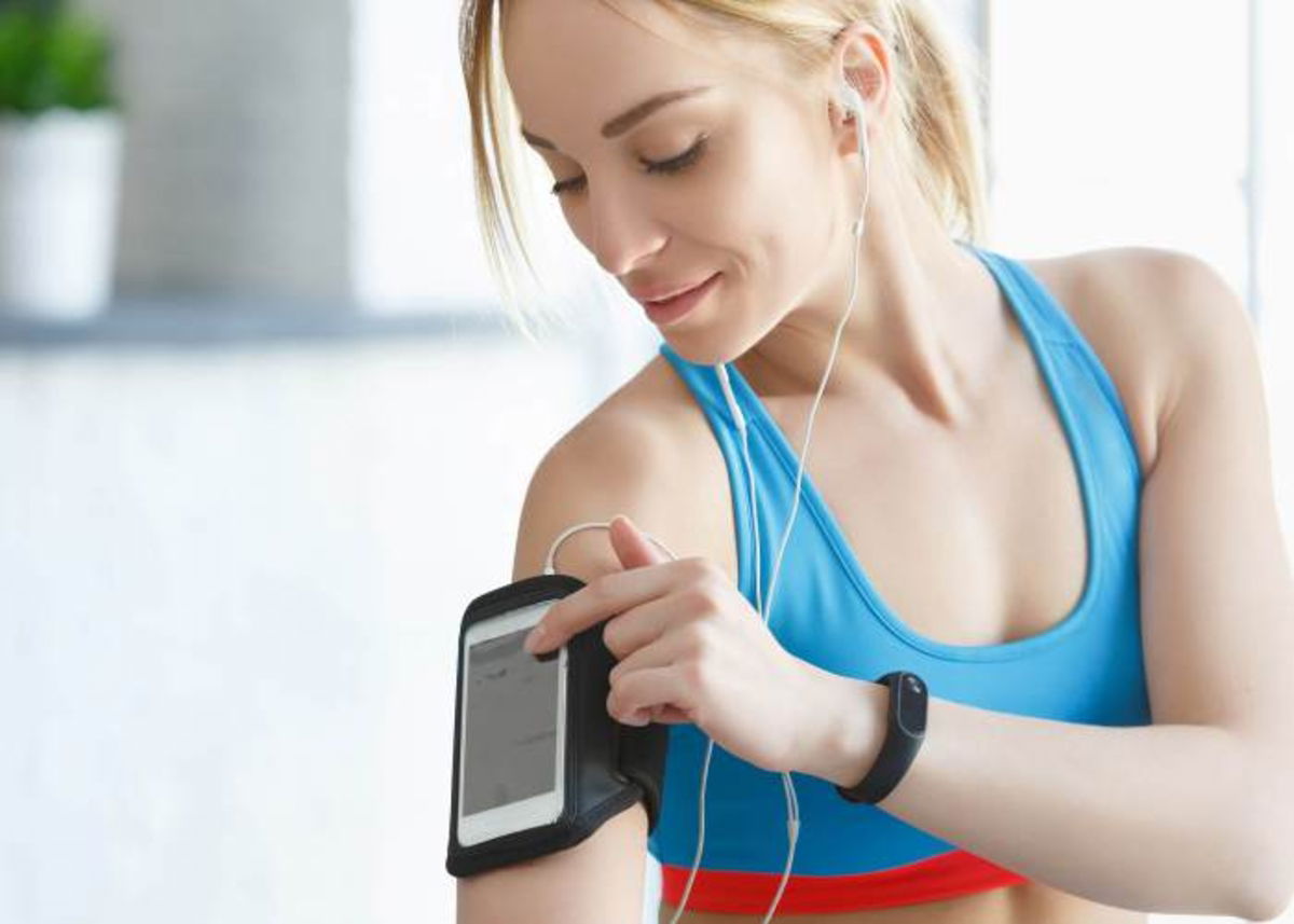 Mujer seleccionando música