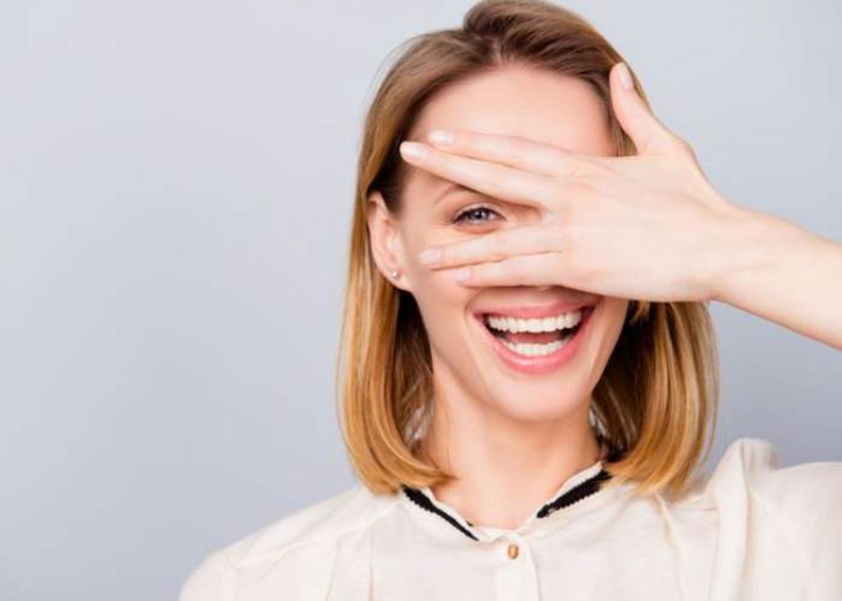 Mujer tapando un ojo