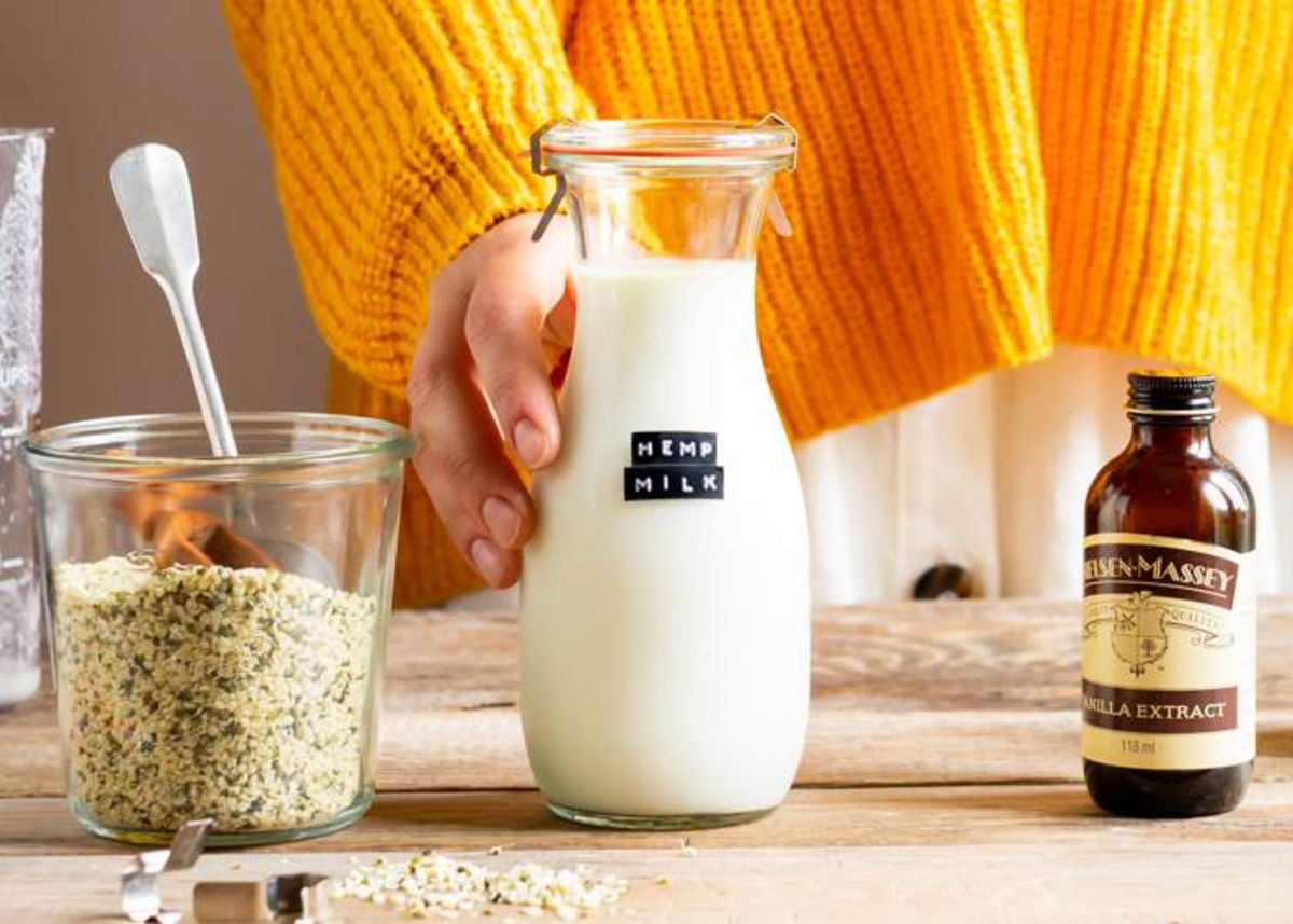 Mujer tomando frasco de leche