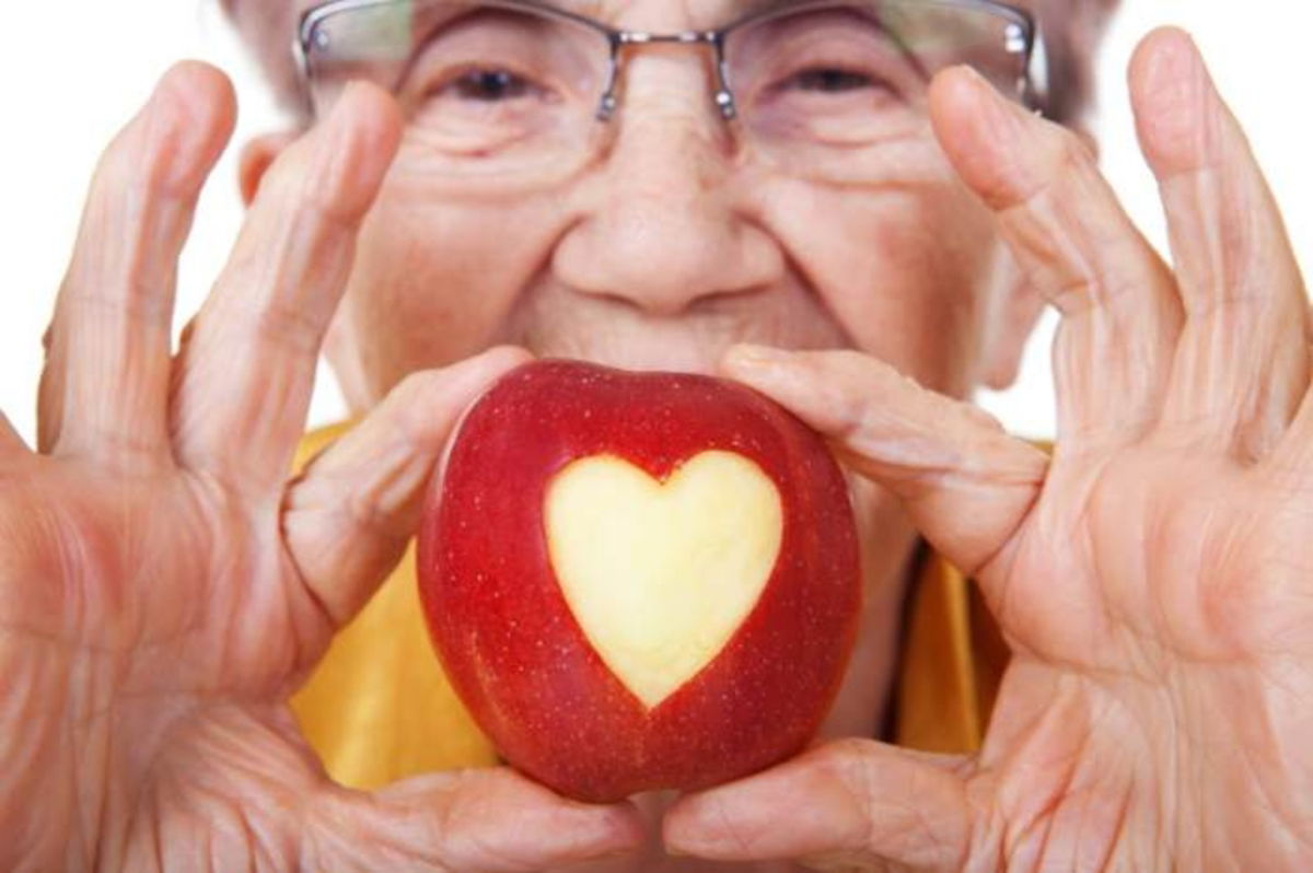 Mujer tomando manzana