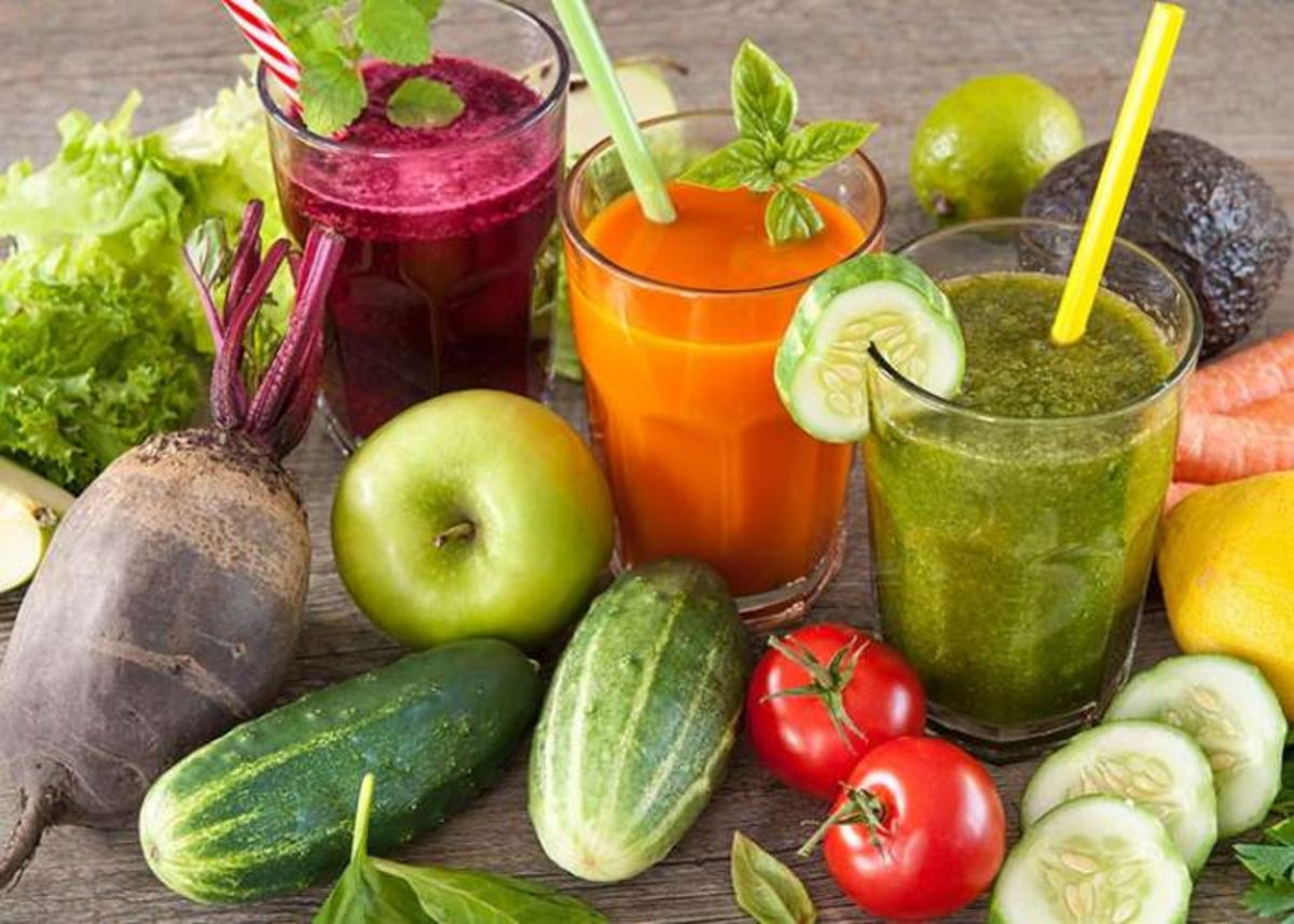 Vasos con zumos y alimentos