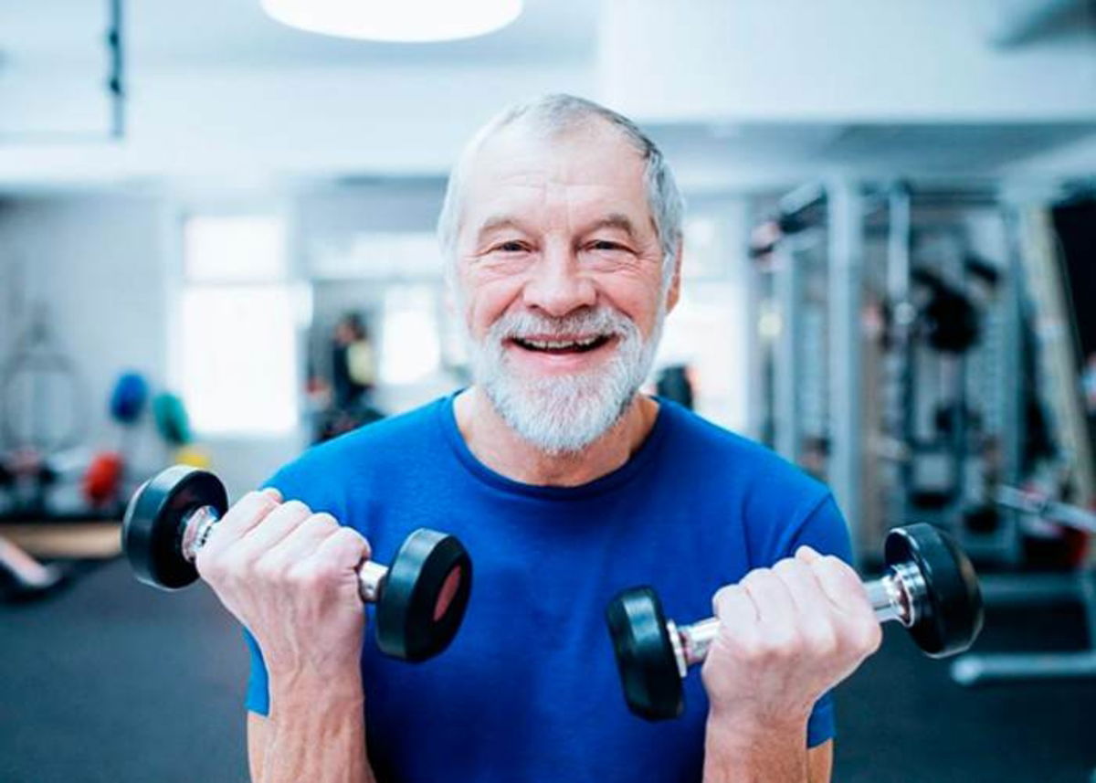 Hombre con mancuernas