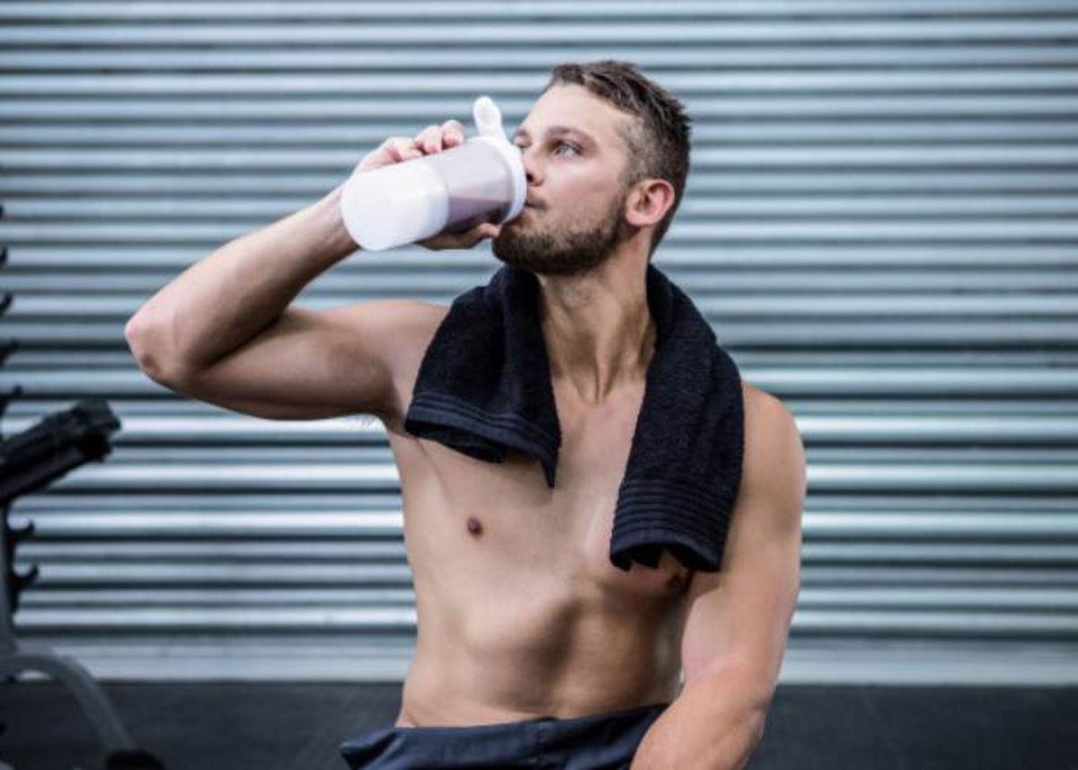 Hombre tomando bebida