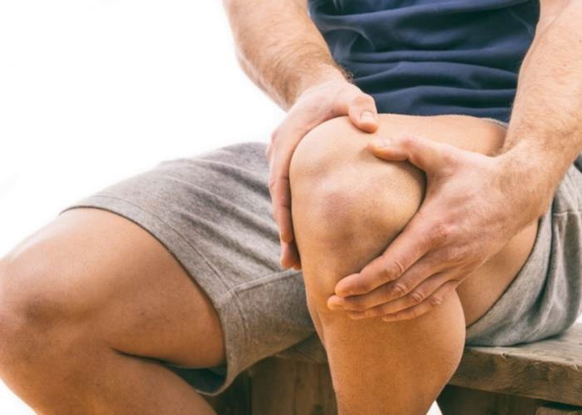 Hombre tomando rodilla