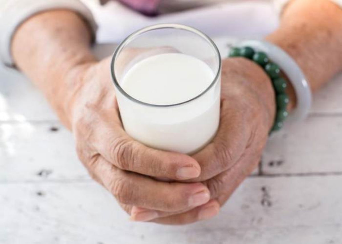 Manos tomando un vaso