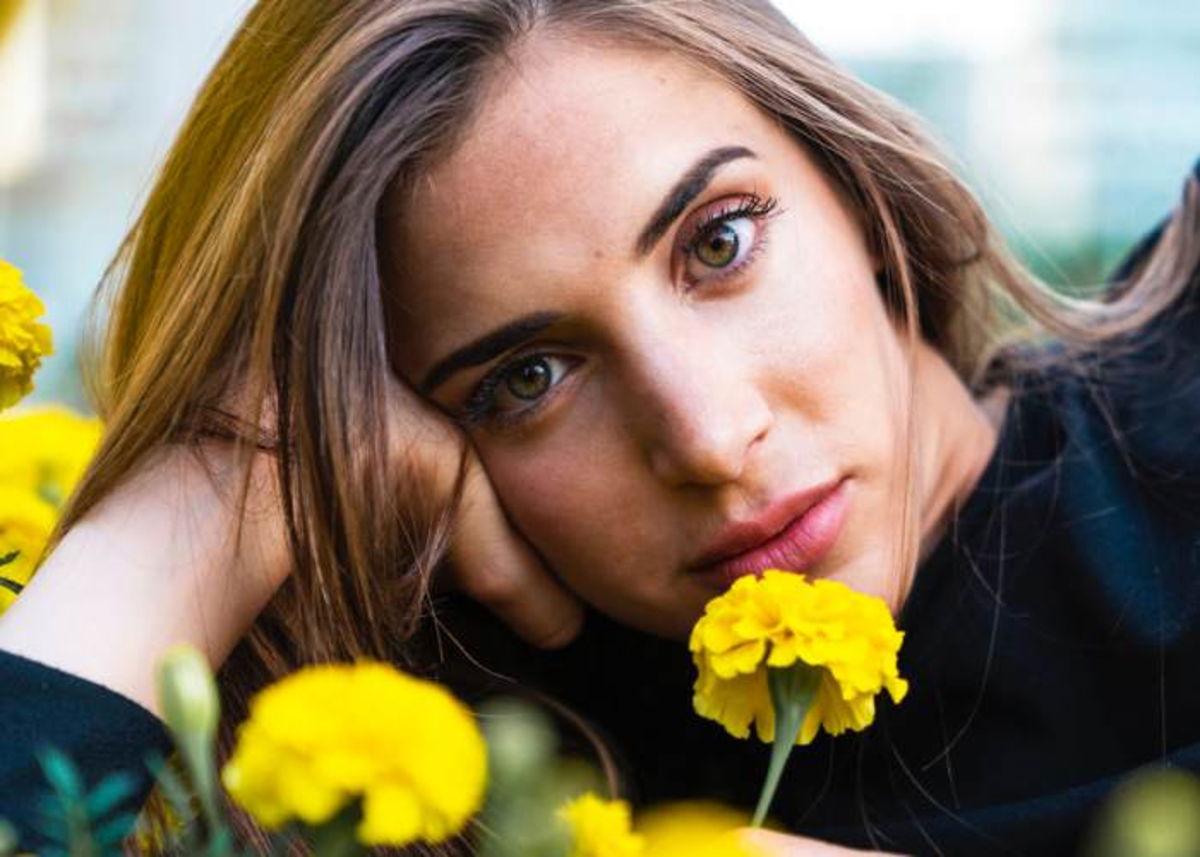 Mujer con flores de caléndula